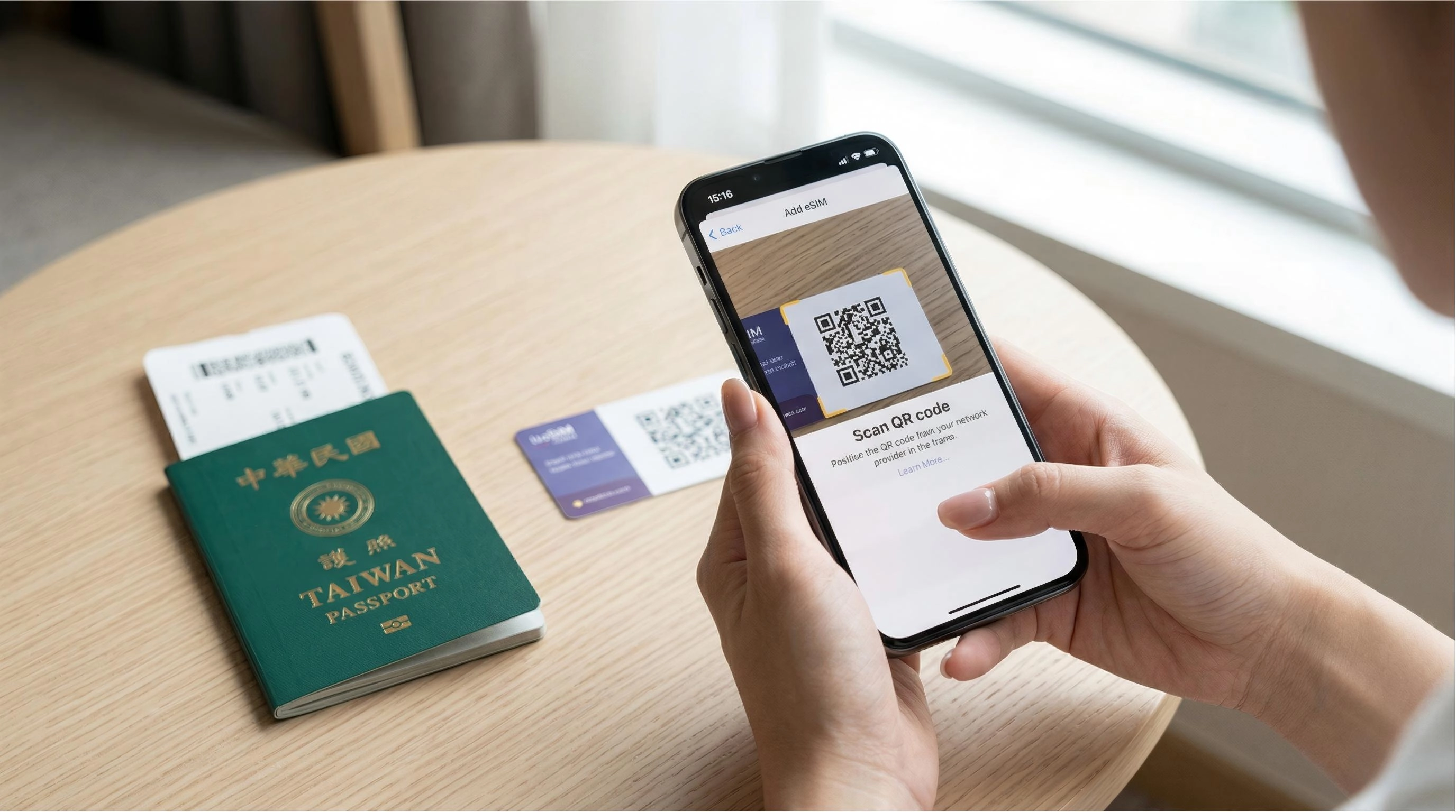 台灣旅客在大陸機場使用手機上網，螢幕顯示 LINE 和 Google Maps 正常運作