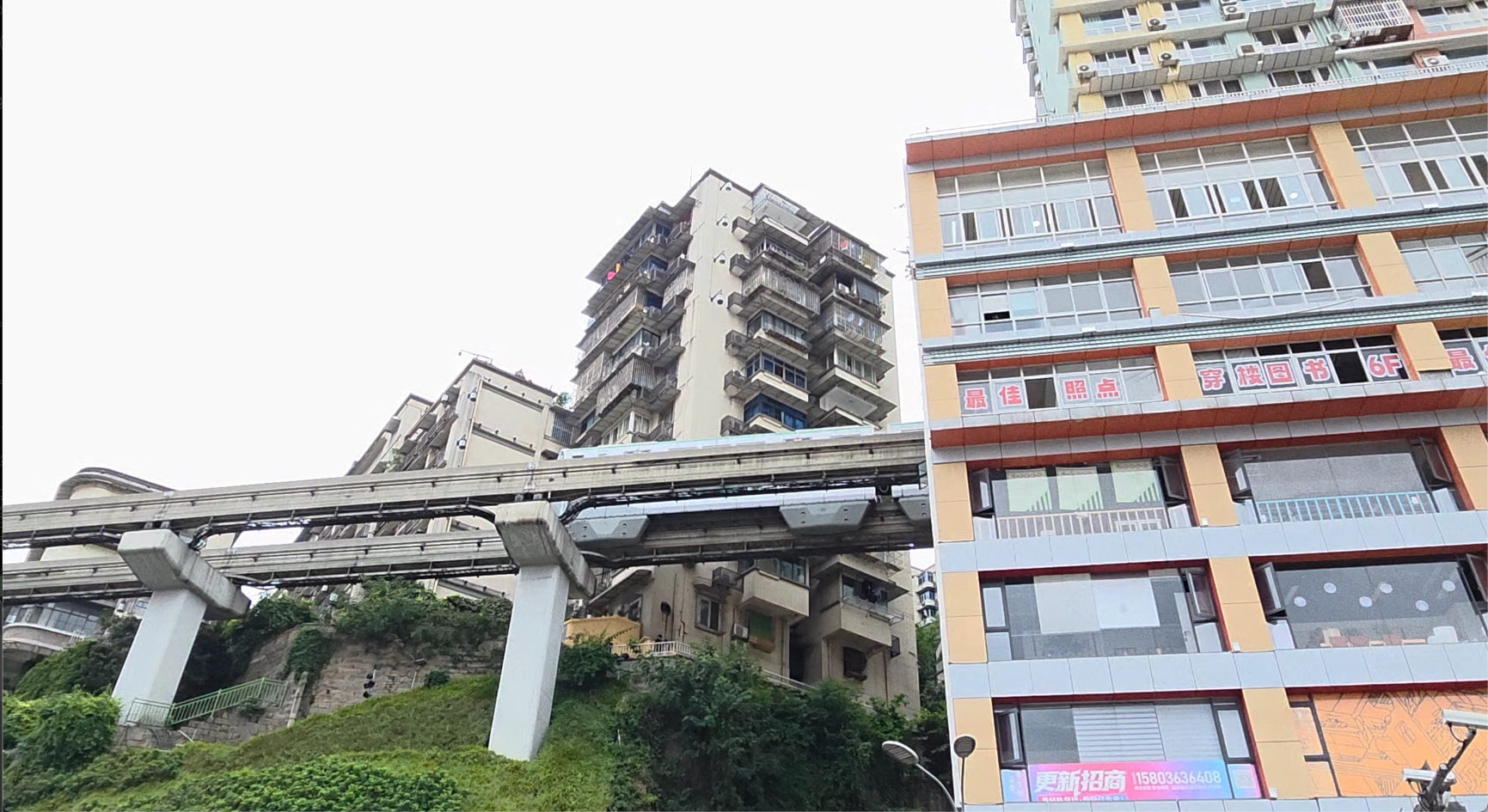 李子壩輕軌穿樓