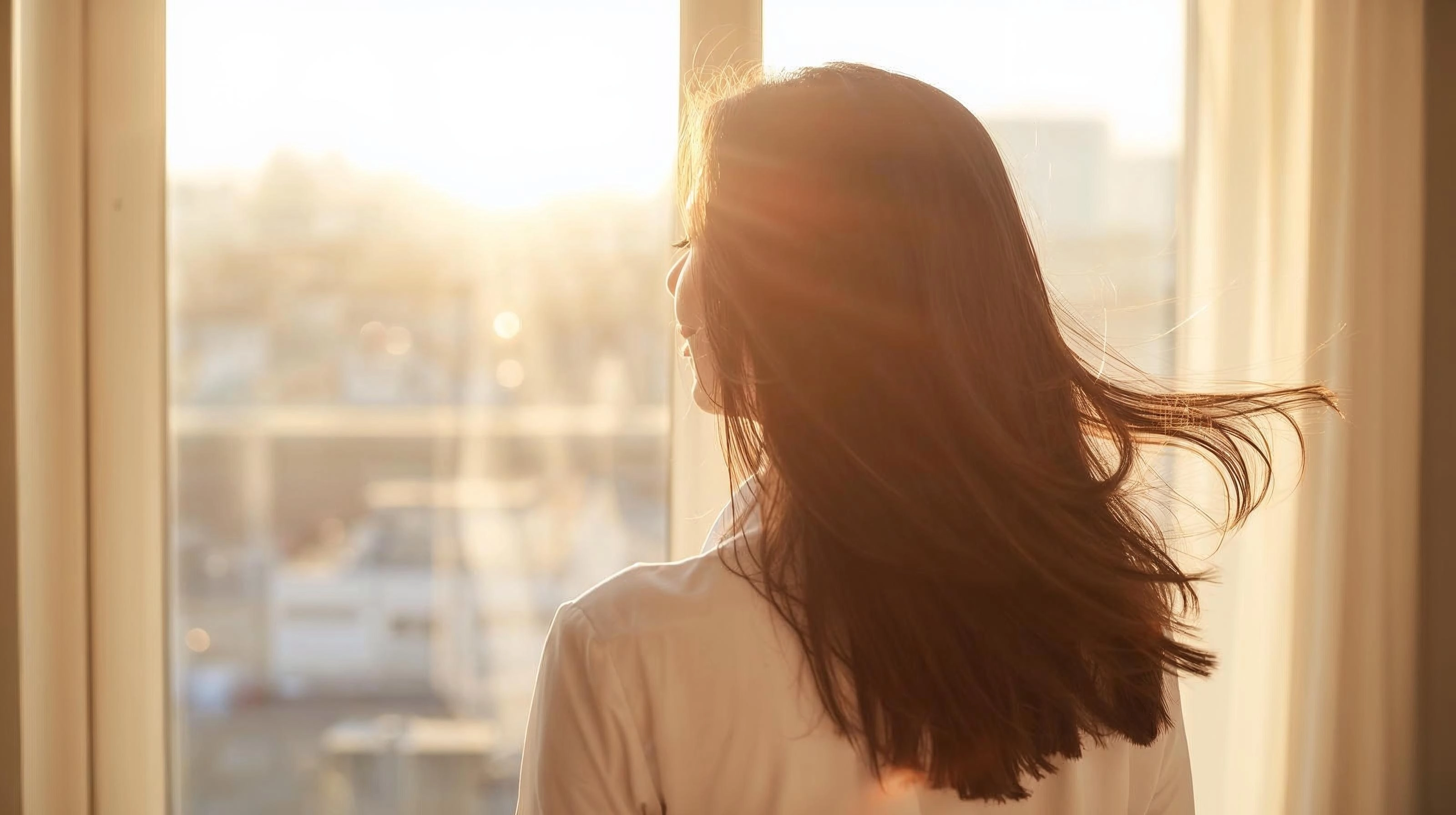 女性背影展現健康柔順的秀髮，象徵頭皮護理的正向成果
