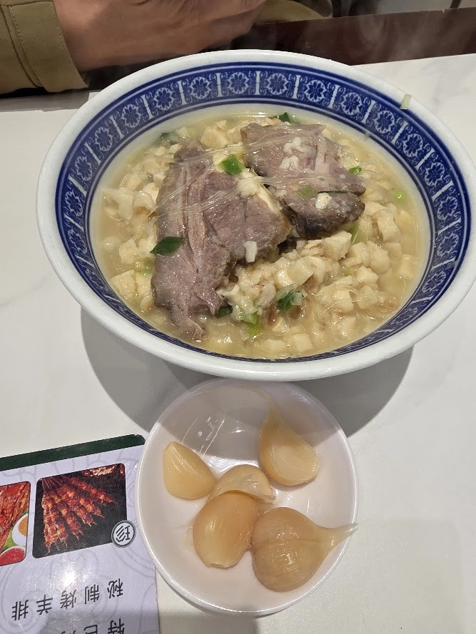 西安回民街羊肉泡饃