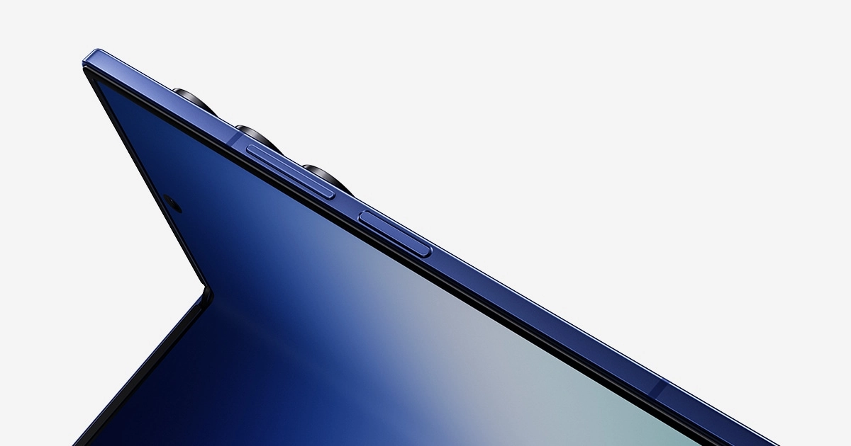 Galaxy Z Fold7 官方產品圖：半開狀態的側面，機背可見 200MP 主鏡等三顆鏡頭