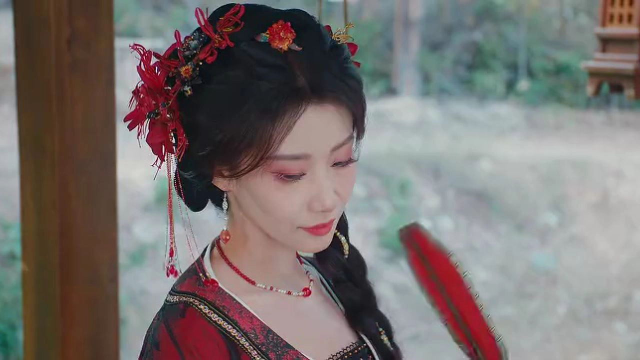 寒衣入心第 1 集官方分集封面，古裝紅衣女性角色特寫