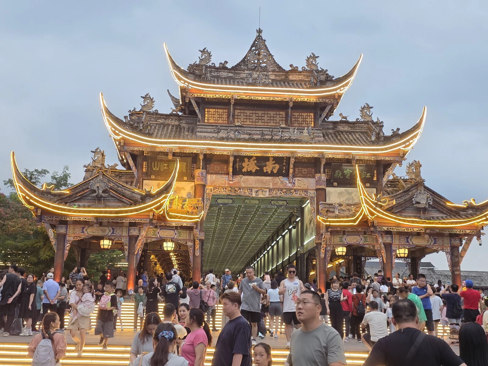 都江堰南橋夜景金色燈帶